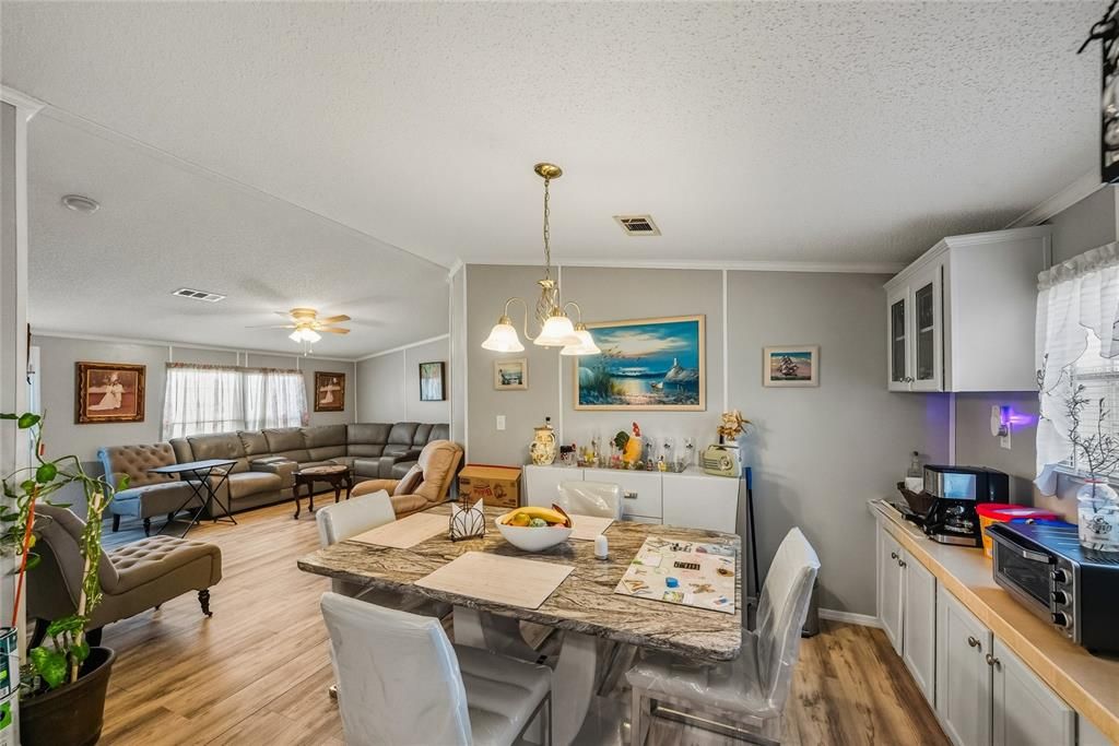 На продажу: $274,990 (4 спален, 2 ванн, 1716 Квадратных фут)