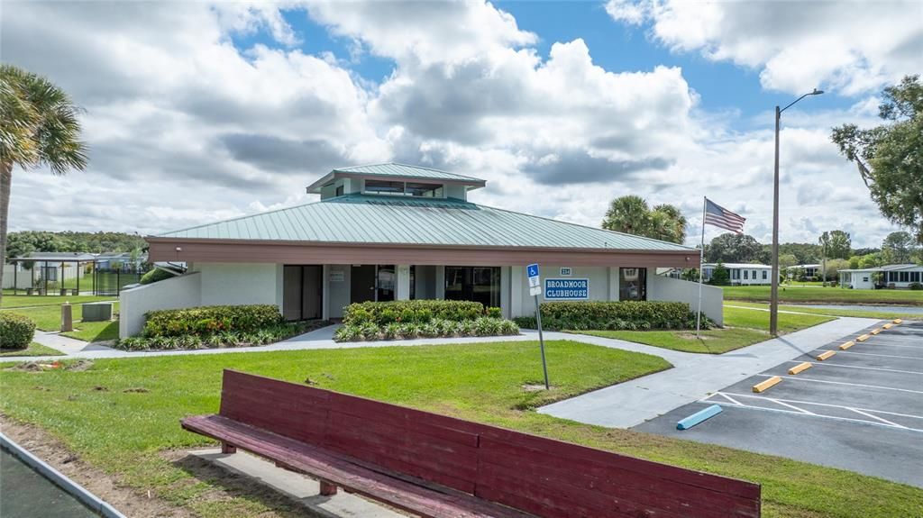 На продажу: $274,990 (4 спален, 2 ванн, 1716 Квадратных фут)