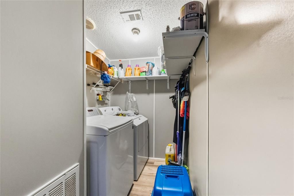 На продажу: $274,990 (4 спален, 2 ванн, 1716 Квадратных фут)