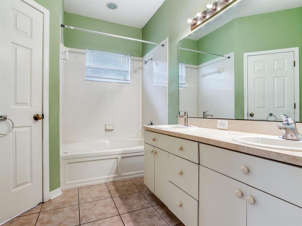 待售: $400,000 (4 贝兹, 2 浴室, 1922 平方英尺)