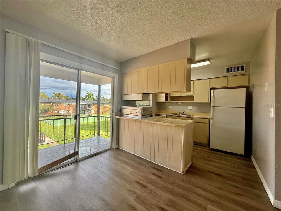 待售: $99,500 (2 贝兹, 1 浴室, 896 平方英尺)