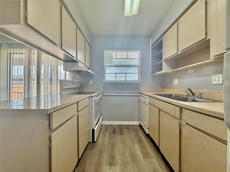 待售: $99,500 (2 贝兹, 1 浴室, 896 平方英尺)