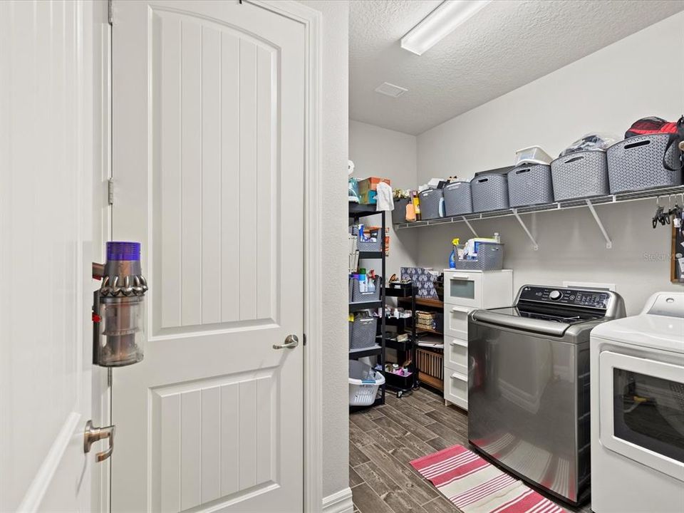 Под контрактом: $479,000 (2 спален, 2 ванн, 1894 Квадратных фут)