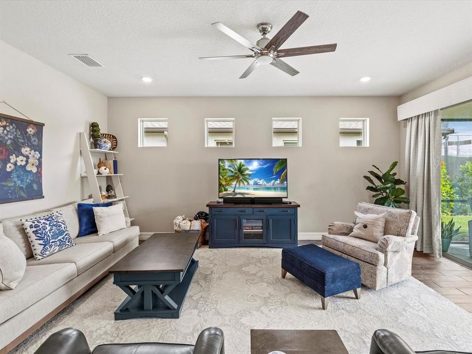 Под контрактом: $479,000 (2 спален, 2 ванн, 1894 Квадратных фут)