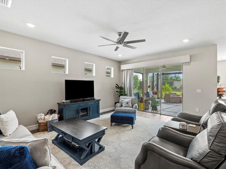 Под контрактом: $479,000 (2 спален, 2 ванн, 1894 Квадратных фут)