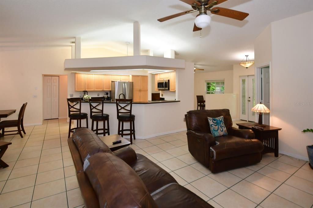 En Venta: $575,000 (3 camas, 2 baños, 1819 Pies cuadrados)