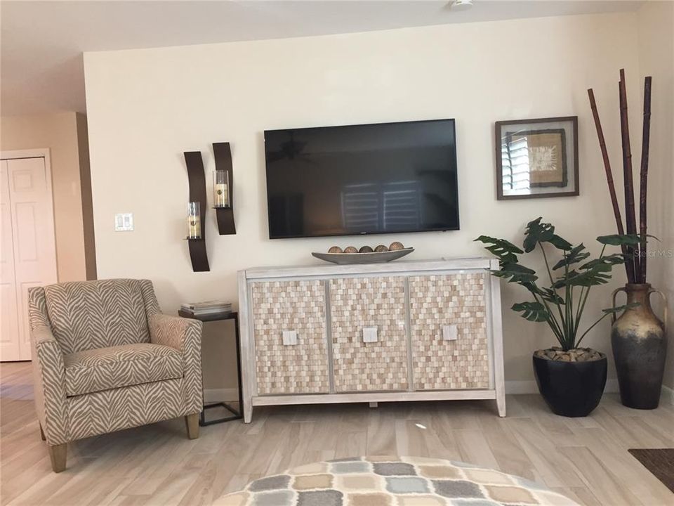 For Rent: $4,000 (2 beds, 2 baths, 1009 Square Feet)