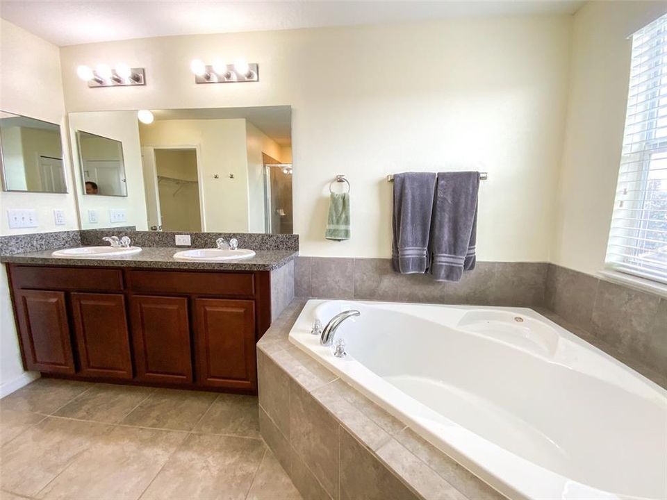 En Venta: $390,000 (5 camas, 3 baños, 2455 Pies cuadrados)