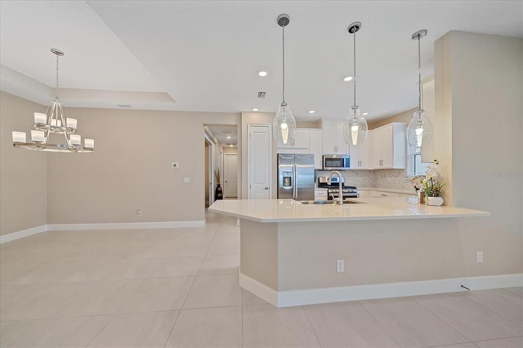 合同活跃: $435,000 (2 贝兹, 2 浴室, 1533 平方英尺)