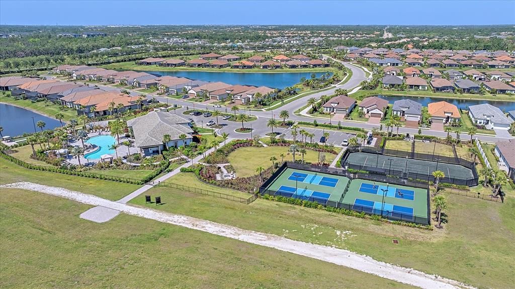 合同活跃: $435,000 (2 贝兹, 2 浴室, 1533 平方英尺)