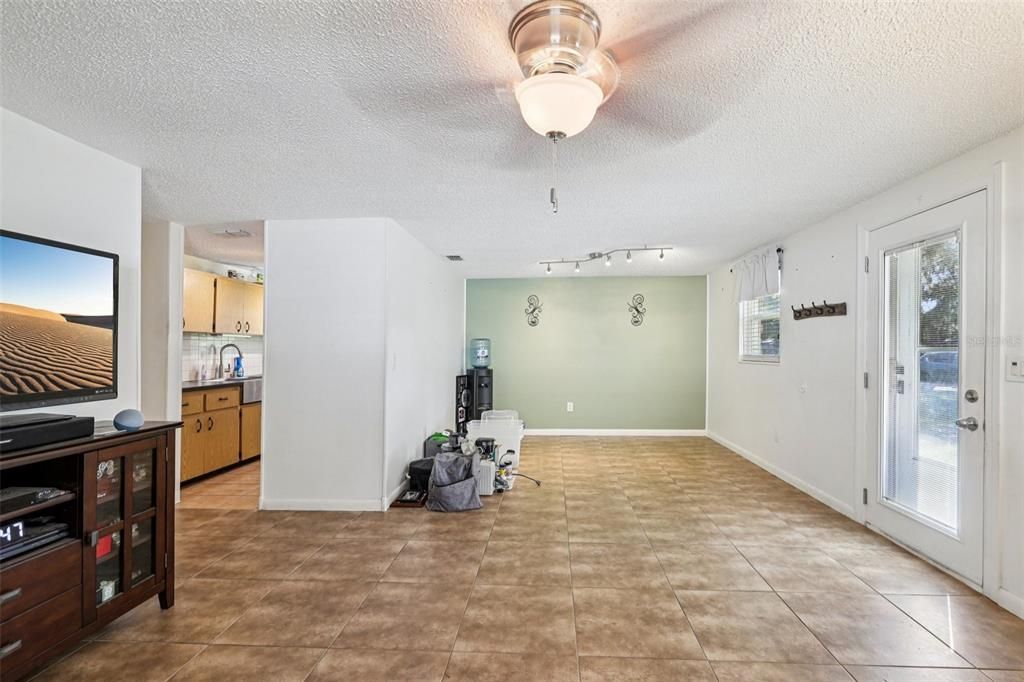 En Venta: $314,900 (3 camas, 2 baños, 1076 Pies cuadrados)