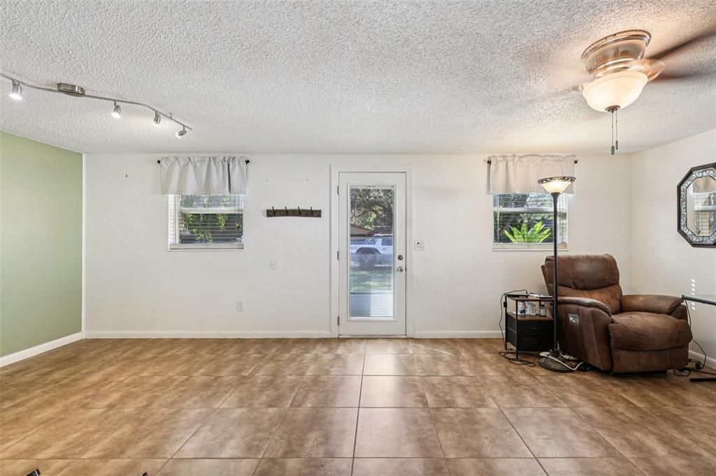 En Venta: $314,900 (3 camas, 2 baños, 1076 Pies cuadrados)