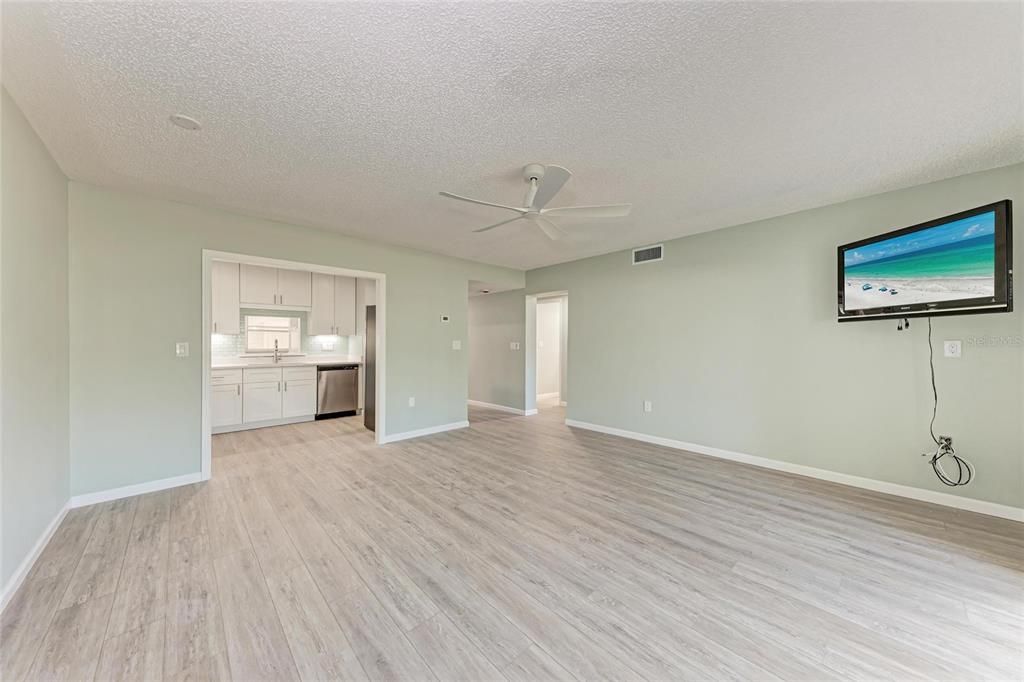 For Sale: $440,000 (2 beds, 2 baths, 1023 Square Feet)