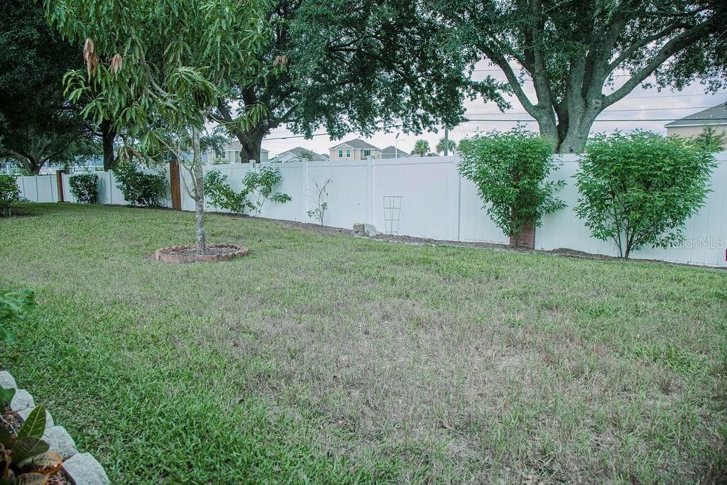 For Sale: $229,900 (2 beds, 2 baths, 1321 Square Feet)