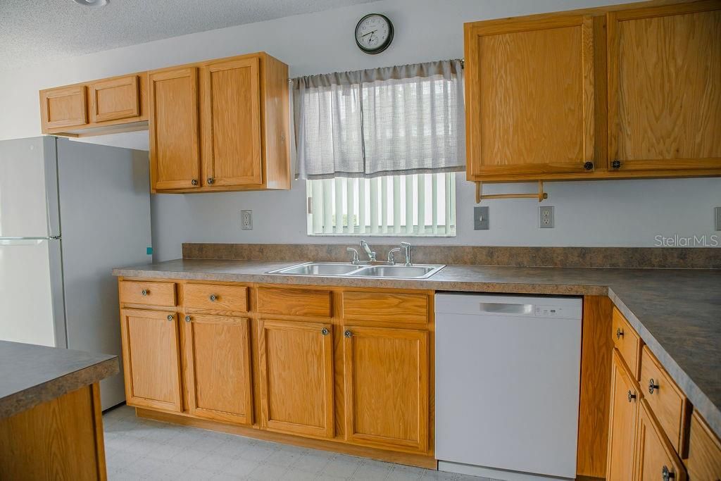 For Sale: $229,900 (2 beds, 2 baths, 1321 Square Feet)