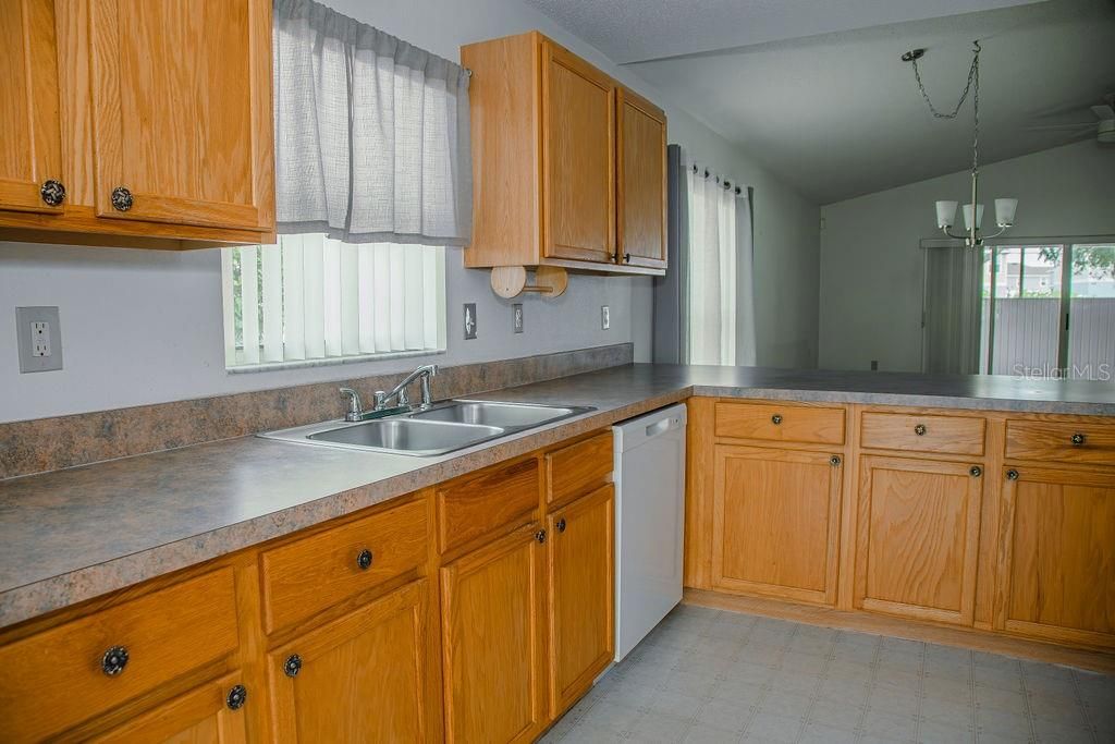 For Sale: $229,900 (2 beds, 2 baths, 1321 Square Feet)