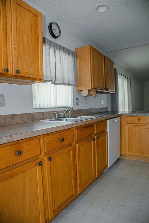 For Sale: $229,900 (2 beds, 2 baths, 1321 Square Feet)