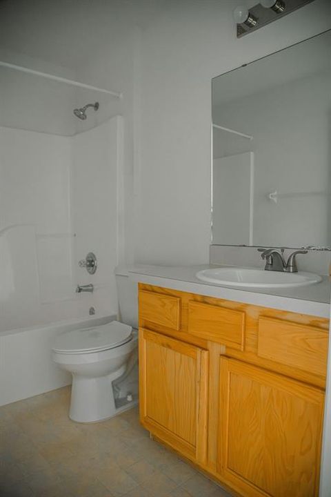 For Sale: $229,900 (2 beds, 2 baths, 1321 Square Feet)