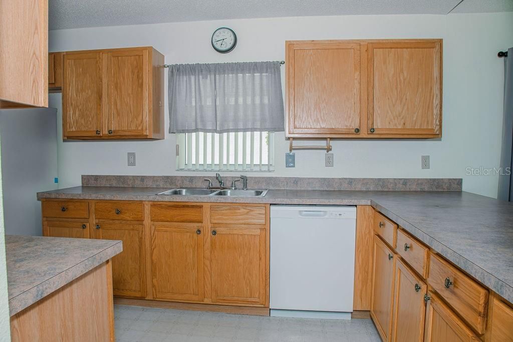 For Sale: $229,900 (2 beds, 2 baths, 1321 Square Feet)