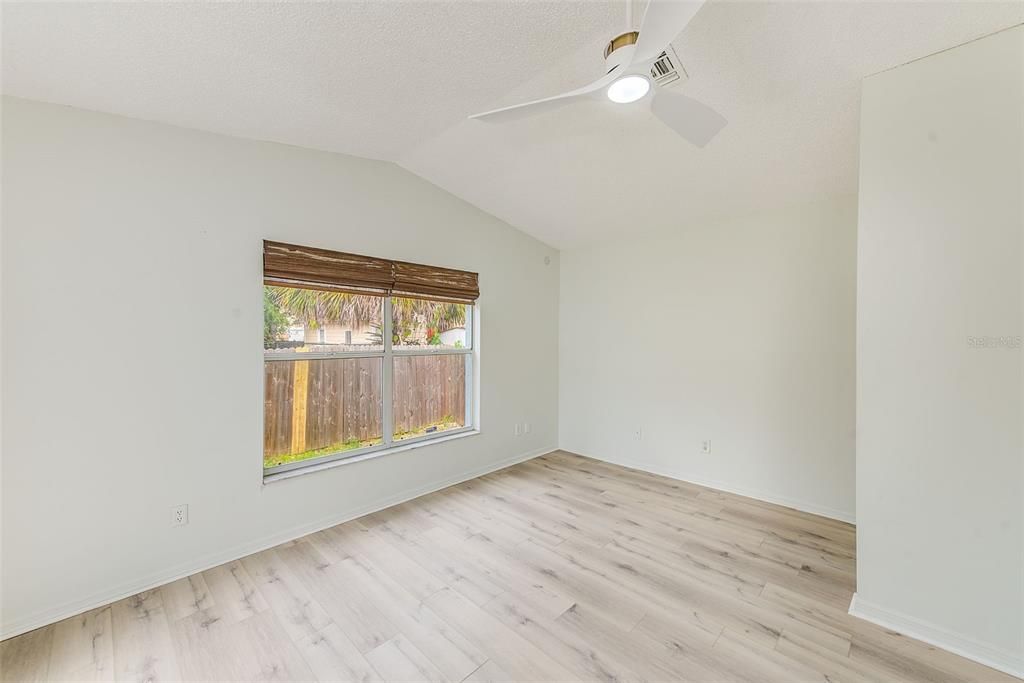 Activo con contrato: $429,900 (5 camas, 2 baños, 2002 Pies cuadrados)