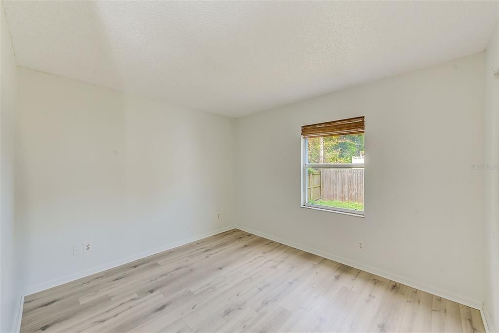 Activo con contrato: $429,900 (5 camas, 2 baños, 2002 Pies cuadrados)