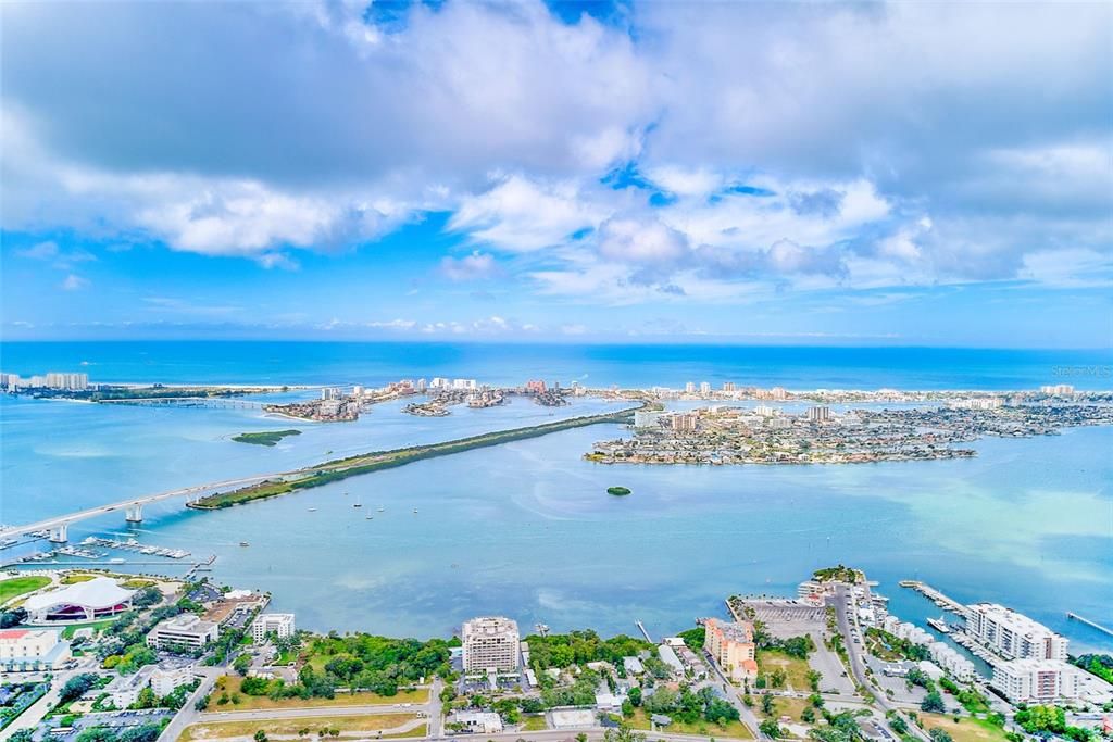 Activo con contrato: $429,900 (5 camas, 2 baños, 2002 Pies cuadrados)