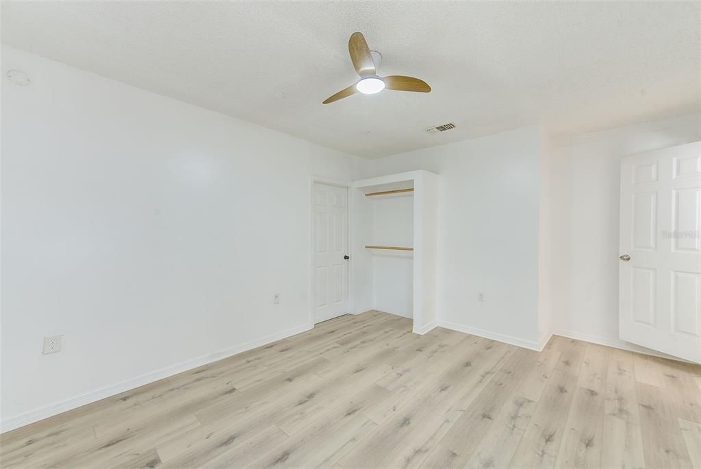 Activo con contrato: $429,900 (5 camas, 2 baños, 2002 Pies cuadrados)