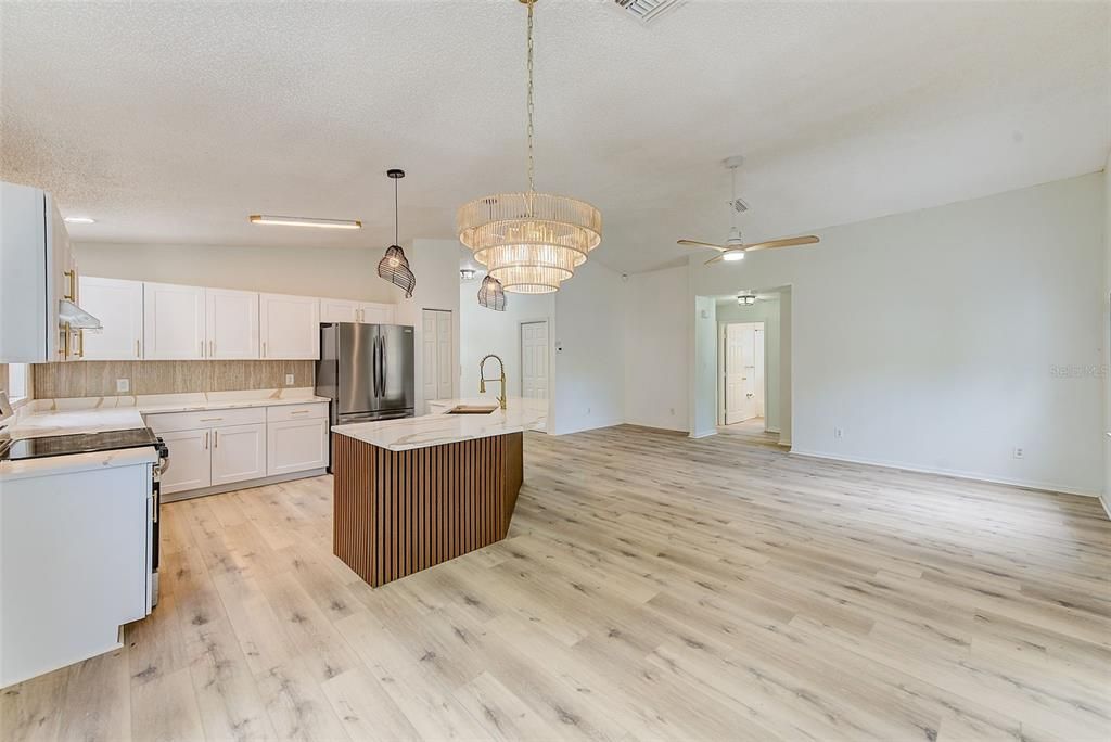 Activo con contrato: $429,900 (5 camas, 2 baños, 2002 Pies cuadrados)