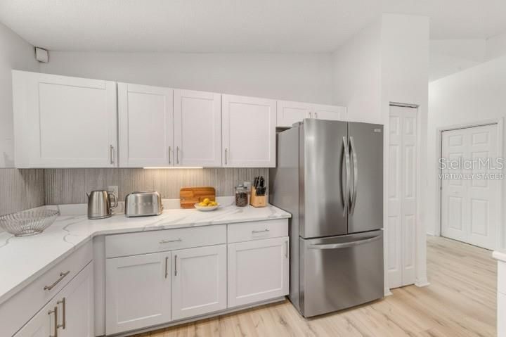 Activo con contrato: $429,900 (5 camas, 2 baños, 2002 Pies cuadrados)