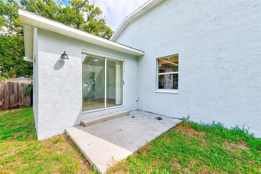 Activo con contrato: $429,900 (5 camas, 2 baños, 2002 Pies cuadrados)