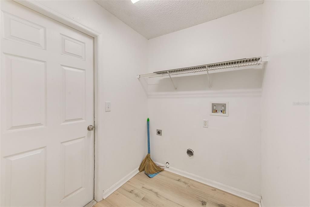 Activo con contrato: $429,900 (5 camas, 2 baños, 2002 Pies cuadrados)