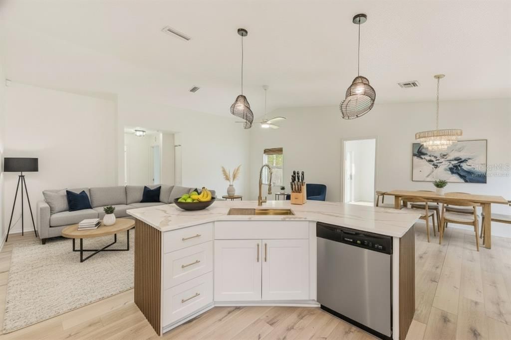 Activo con contrato: $429,900 (5 camas, 2 baños, 2002 Pies cuadrados)