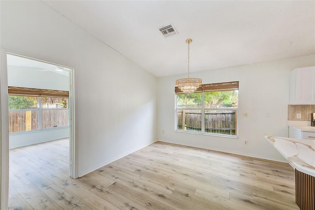 Activo con contrato: $429,900 (5 camas, 2 baños, 2002 Pies cuadrados)