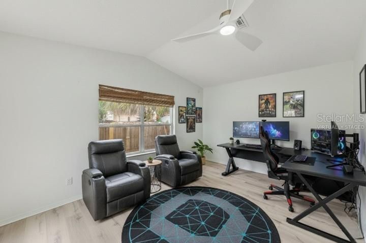 Activo con contrato: $429,900 (5 camas, 2 baños, 2002 Pies cuadrados)