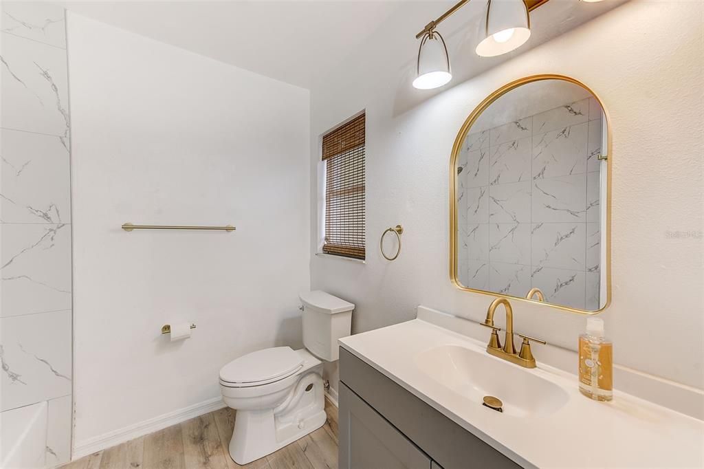 Activo con contrato: $429,900 (5 camas, 2 baños, 2002 Pies cuadrados)