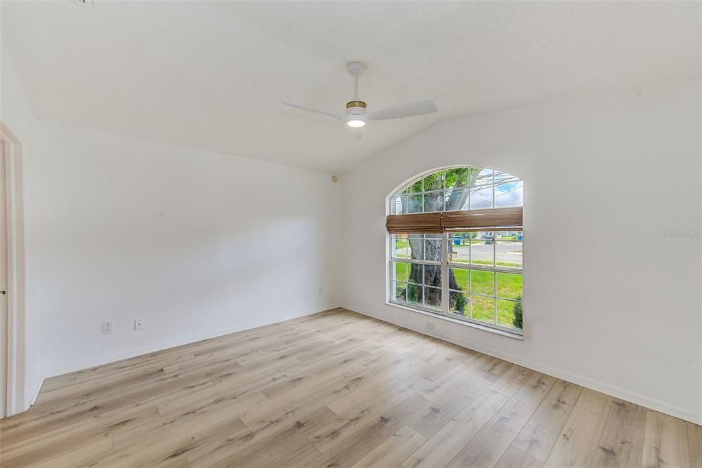 Activo con contrato: $429,900 (5 camas, 2 baños, 2002 Pies cuadrados)