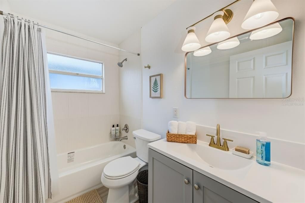 Activo con contrato: $429,900 (5 camas, 2 baños, 2002 Pies cuadrados)