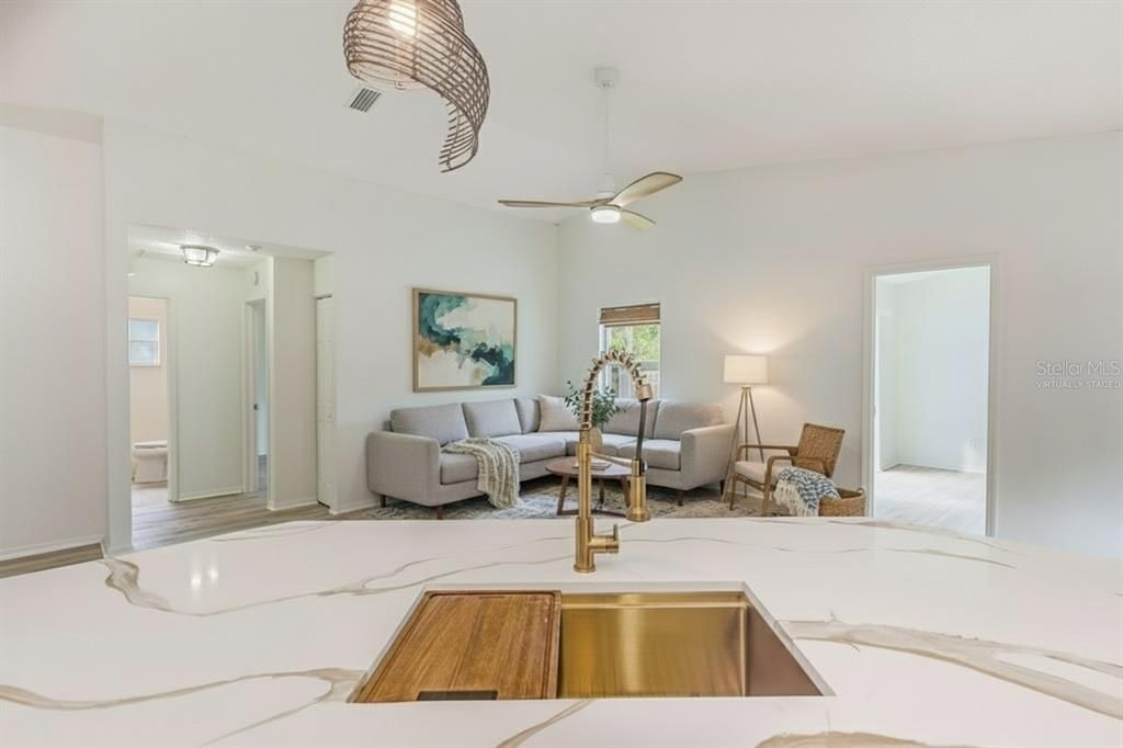 Activo con contrato: $429,900 (5 camas, 2 baños, 2002 Pies cuadrados)