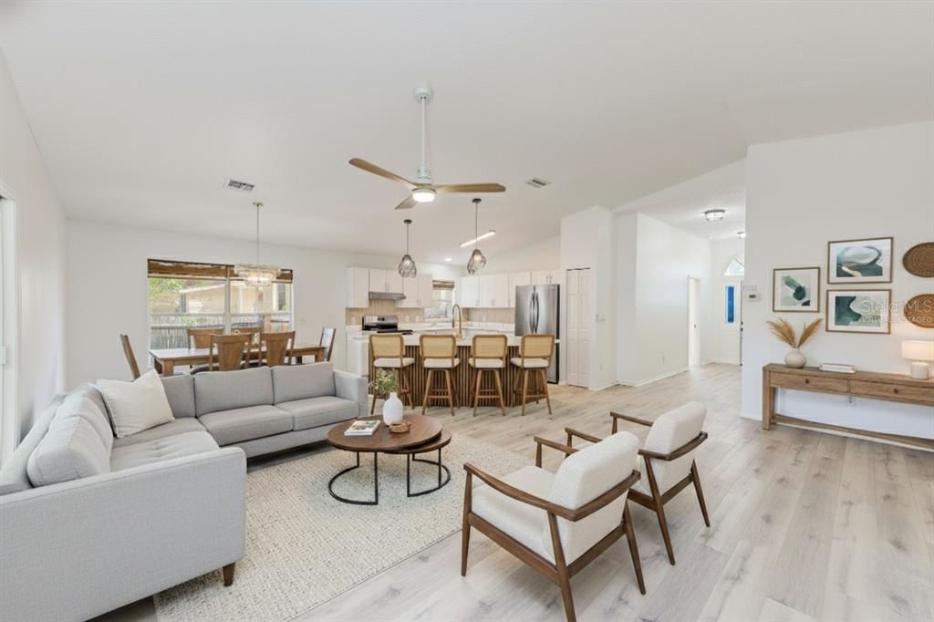 Activo con contrato: $429,900 (5 camas, 2 baños, 2002 Pies cuadrados)