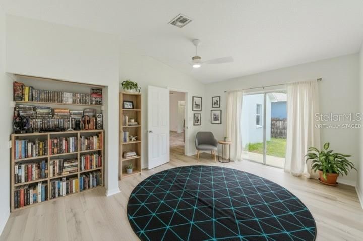 Activo con contrato: $429,900 (5 camas, 2 baños, 2002 Pies cuadrados)