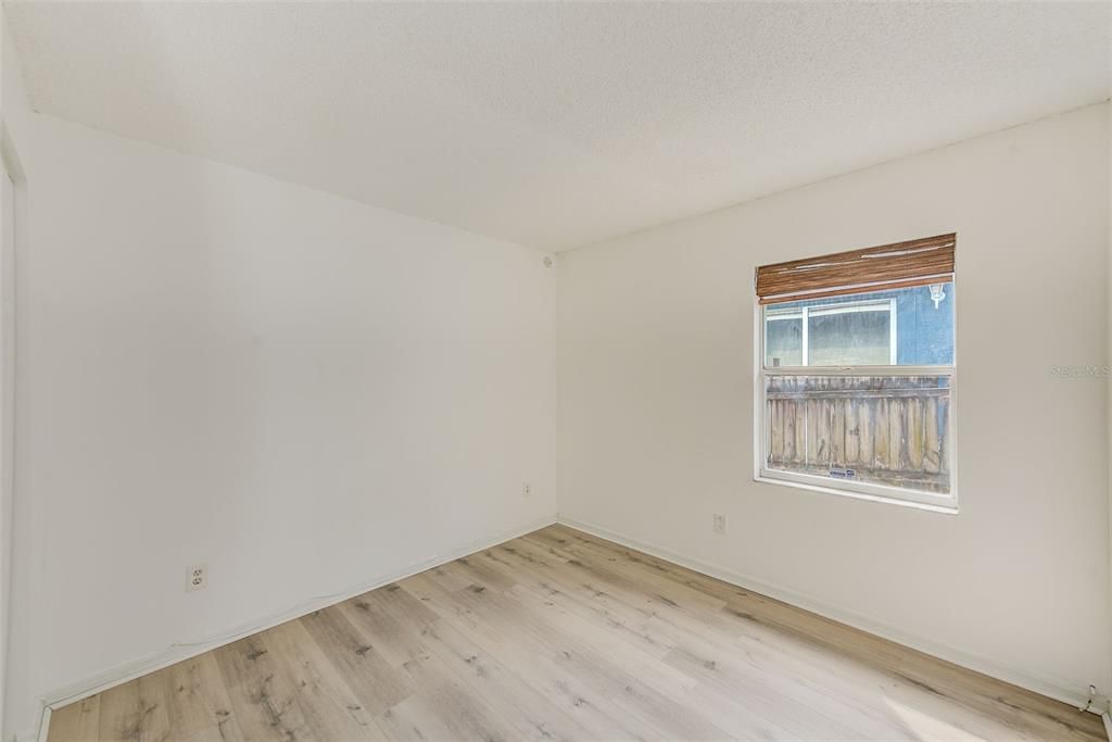 Activo con contrato: $429,900 (5 camas, 2 baños, 2002 Pies cuadrados)