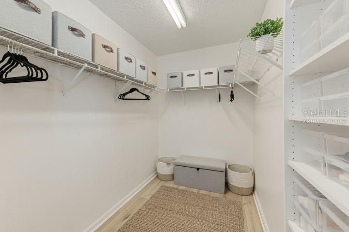 Activo con contrato: $429,900 (5 camas, 2 baños, 2002 Pies cuadrados)