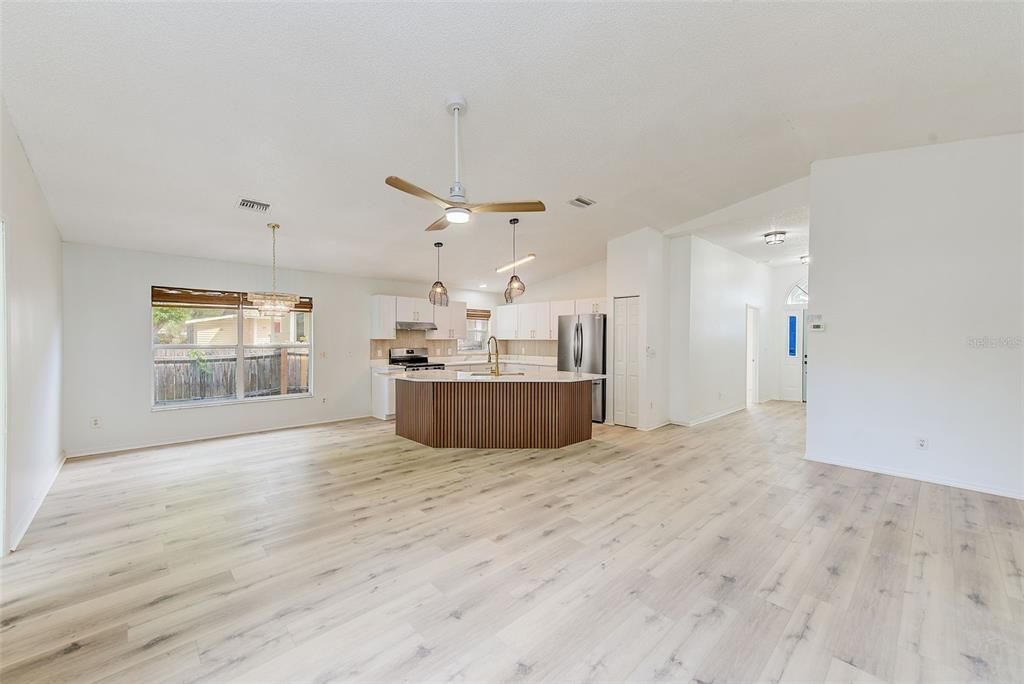 Activo con contrato: $429,900 (5 camas, 2 baños, 2002 Pies cuadrados)