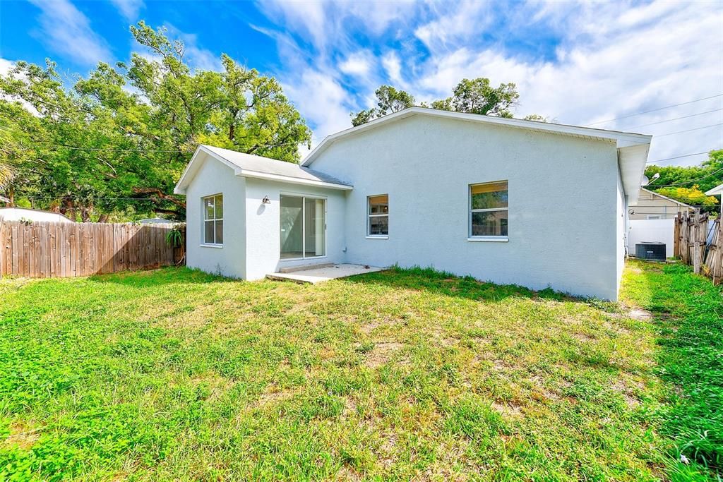 Activo con contrato: $429,900 (5 camas, 2 baños, 2002 Pies cuadrados)