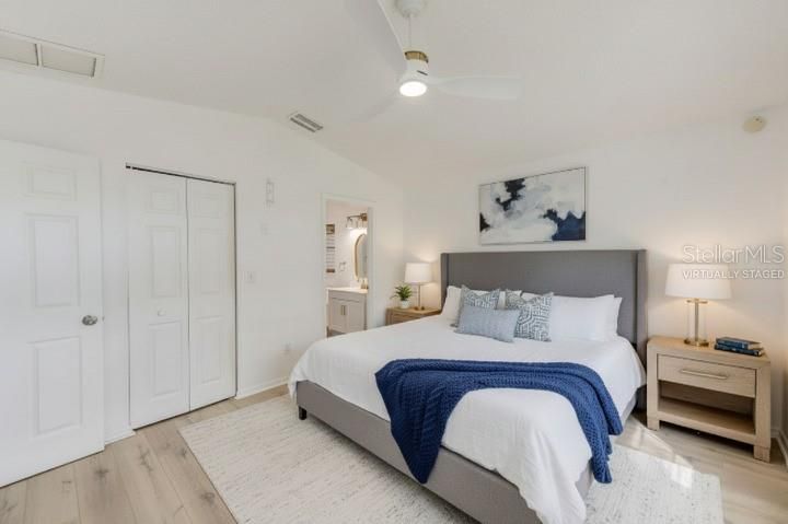 Activo con contrato: $429,900 (5 camas, 2 baños, 2002 Pies cuadrados)