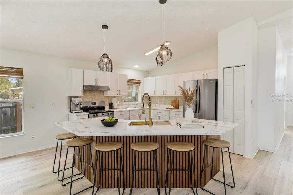 Activo con contrato: $429,900 (5 camas, 2 baños, 2002 Pies cuadrados)