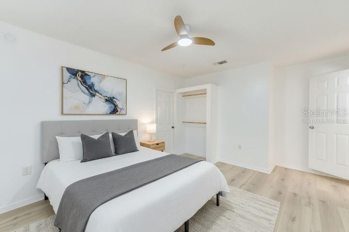 Activo con contrato: $429,900 (5 camas, 2 baños, 2002 Pies cuadrados)