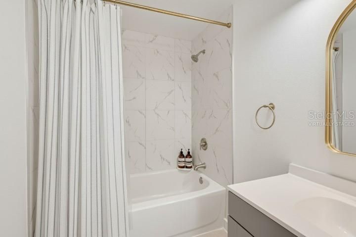 Activo con contrato: $429,900 (5 camas, 2 baños, 2002 Pies cuadrados)