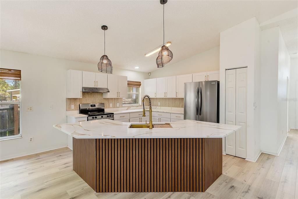 Activo con contrato: $429,900 (5 camas, 2 baños, 2002 Pies cuadrados)