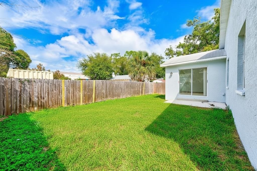 Activo con contrato: $429,900 (5 camas, 2 baños, 2002 Pies cuadrados)